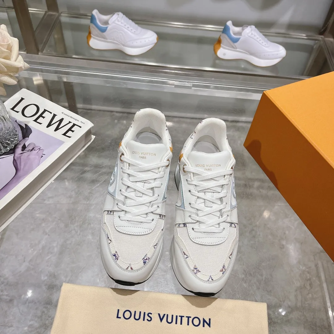 [L Family] P: 760💰Size 35-42 for women, 39-46 for men, (41.42 for women, 45.46 for men, customized) .LV Donkey Brand 🔥🔥LOUIS VUITTON Louis Vuitton's official website synchronizes the 2025 autumn and winter couple's models, which are now on the market, this Neo Run Away sneakers are inspired by running shoes, integrating LV's iconic must-have shoes into the trend. This version is a 1:1 replica of the original version. It is made of two-tone calfskin to highlight its simple lines and unique wedge outsole. Key details include the LV initials on the side and an engraved gold heel stabilizer on the back plus a 2cm hidden insole.